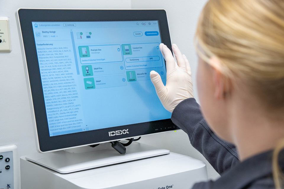 Tierärztliche Fachangestellte bedient Computer im Labor