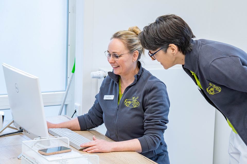 Tierärztinnen schauen gemeinsam auf Computerbidlschirm