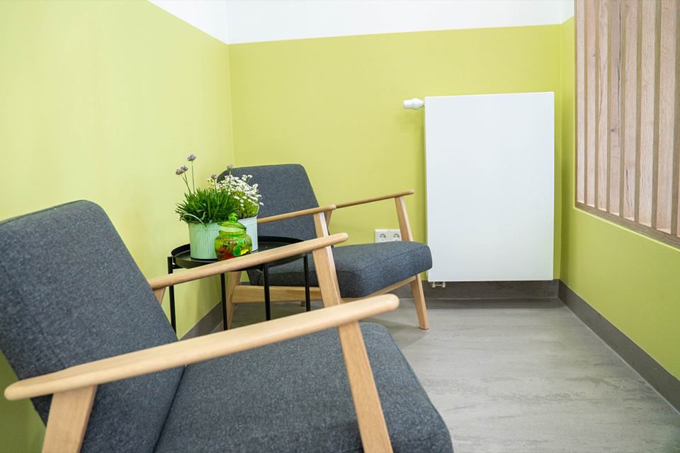 Sitzgelegenheit im Wartebereich